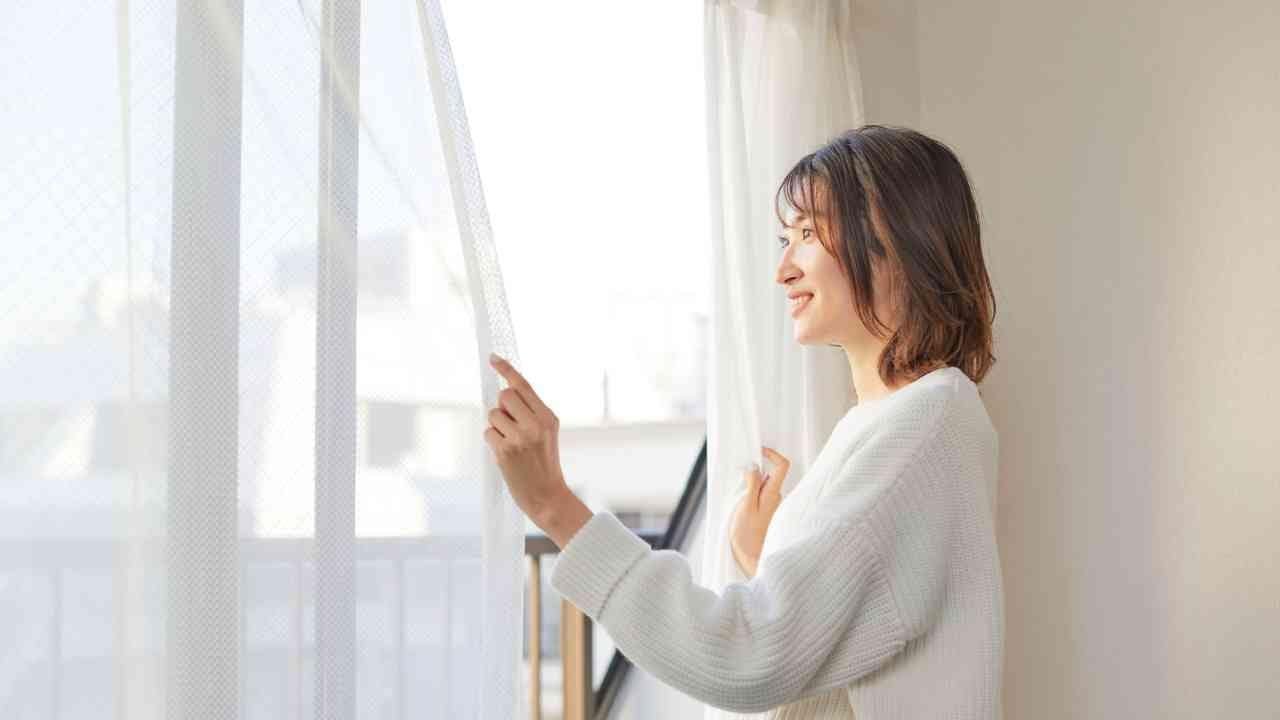 cortina de voil é feita de um tecido leve, transparente e de trama fina, geralmente de poliéster