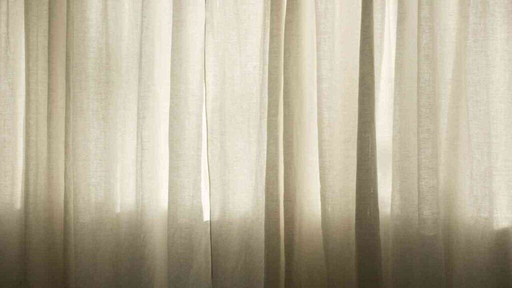 cortina de linho é uma peça de tecido feita com as fibras naturais da planta de linho (Linum usitatissimum)